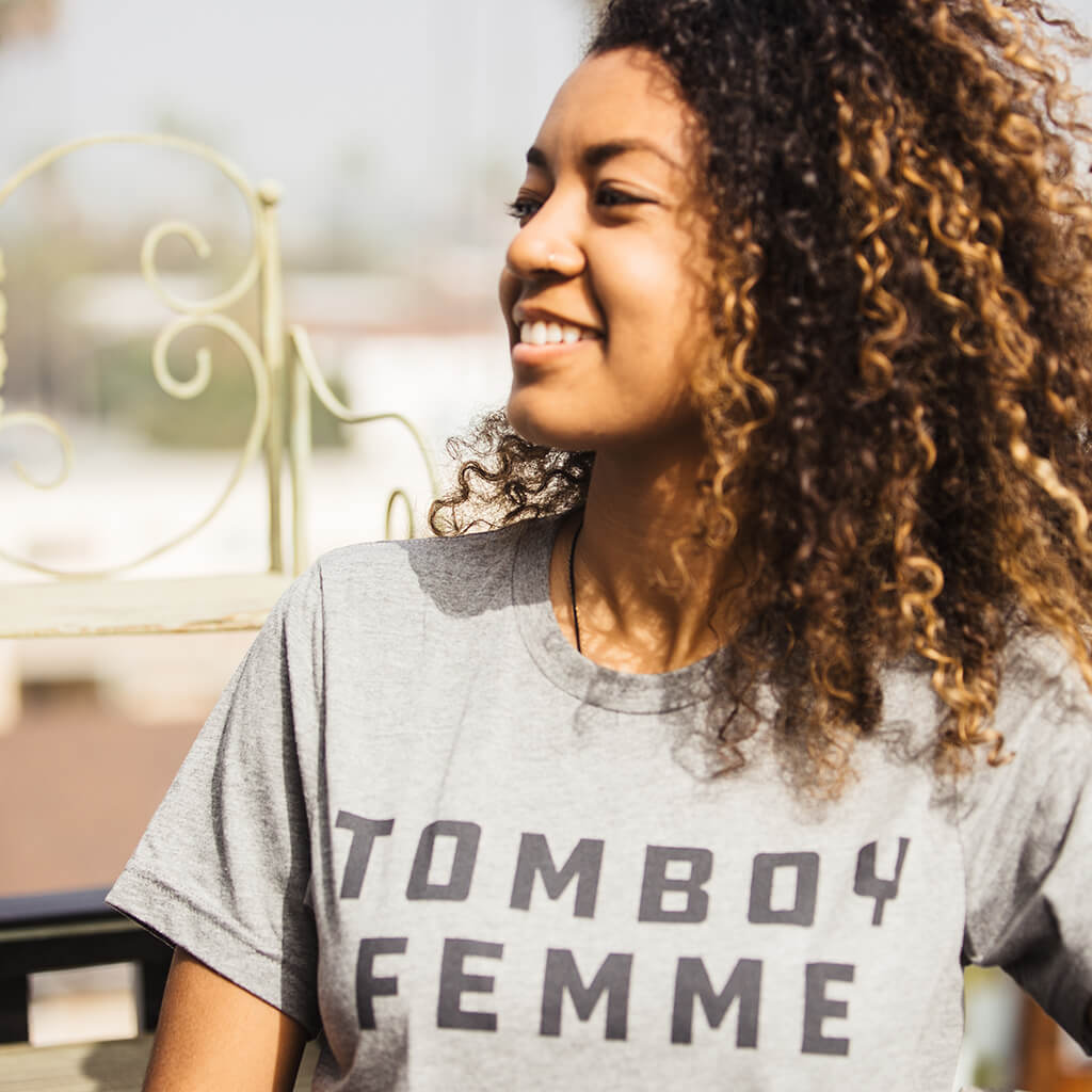 værtinde Tilstand Permanent Tomboy Femme Tee – Hello Merch